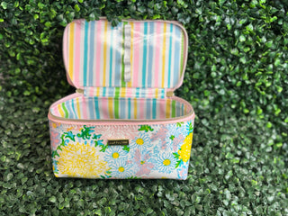 Details | Rectangular vanity case with fully unzipping lid that stays open
Print | Lilly Garden Home with coordinating interior lining
Handle | Sturdy top handle for easy carrying
Hardware | Metal bamboo-shaped zipper pulls
