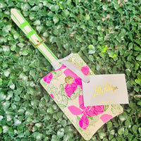 Perfect for carry-ons, travel bags, or even backpacks, this cute luggage tag is both stylish and functional. Whether you’re headed on vacation, a weekend getaway, or just navigating the airport, this must-have travel accessory ensures you’ll spot your bag in style.