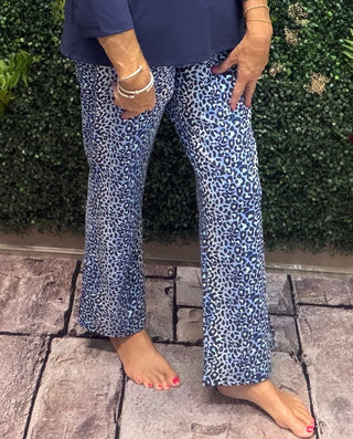 Fabric | Nylon-spandex blend — lightweight, cooling, and breathable
Fit | Relaxed through the hip and thigh
Inseam | 29"
Waistband | Pull-on elastic
Color | Blue Leopard
Sun Protection | UPF 50+
Cooling Technology | Built in
