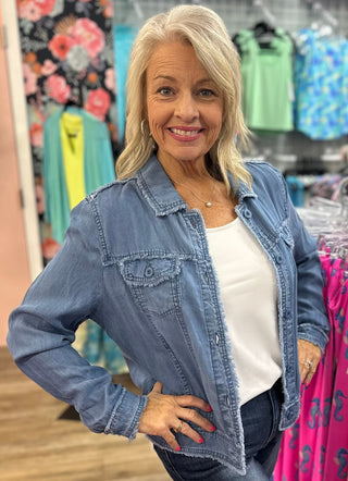 Lulu-B Linen Travel Jacket – lightweight, washable linen with chest pockets & a flattering fit. Perfect for layering. 