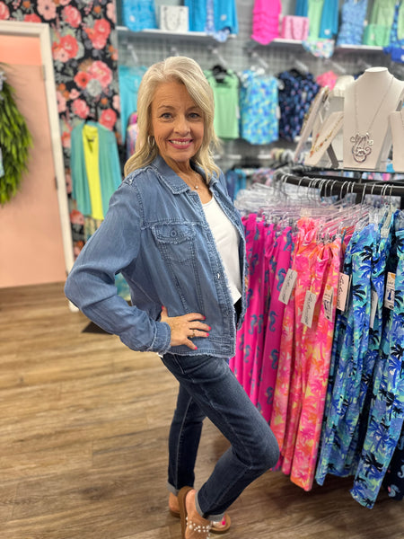 Lulu-B Linen Travel Jacket – lightweight, washable linen with chest pockets & a flattering fit. Perfect for layering. 