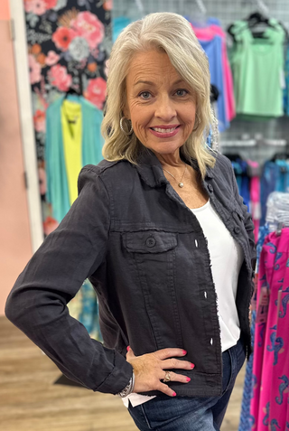 Lulu-B Linen Travel Jacket – lightweight, washable linen with chest pockets & a flattering fit. Perfect for layering. 