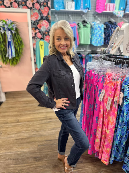 Lulu-B Linen Travel Jacket – lightweight, washable linen with chest pockets & a flattering fit. Perfect for layering. 