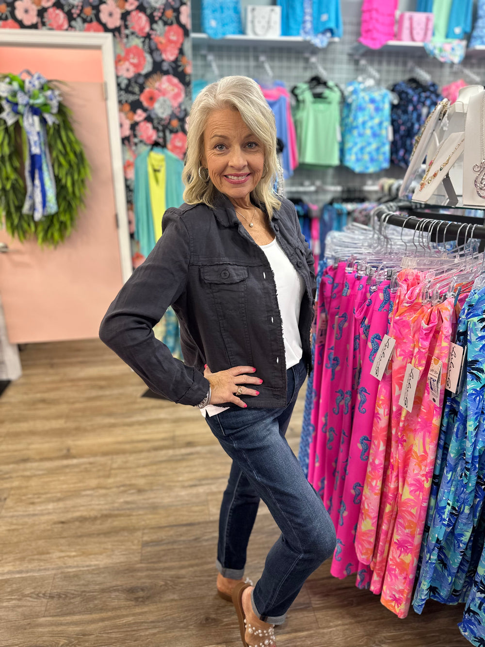 Lulu-B Linen Travel Jacket – lightweight, washable linen with chest pockets & a flattering fit. Perfect for layering. 