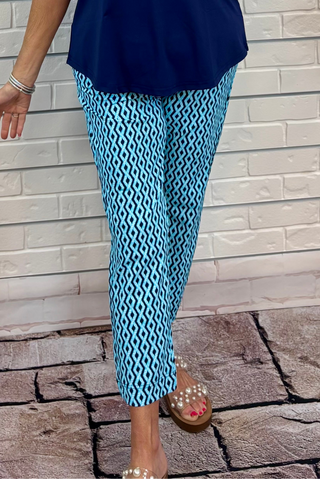 Beat the heat in style! These UPF 50 capris are made with breathable, cooling fabric and a flattering 25" inseam—perfect for sunny days and all-day comfort. Don’t miss out on your new summer go-to!