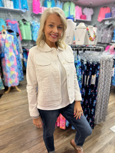 Lulu-B Linen Travel Jacket – lightweight, washable linen with chest pockets & a flattering fit. Perfect for layering. 