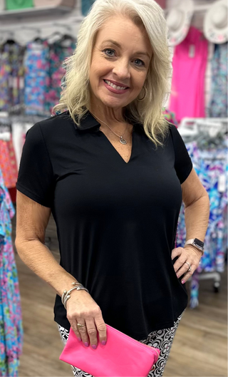  The Lulu-B V-Neck Short Sleeve Collar Top in Black is crafted from butter-soft, wrinkle-free fabric — a polished collar detail, V-neckline, and UPF 50+ protection give it an elevated, put-together look that transitions effortlessly from brunch to sightseeing to a dressed-up evening out. Lightweight and breathable, it packs without creasing so you always step out looking fresh, no matter where the day takes you.