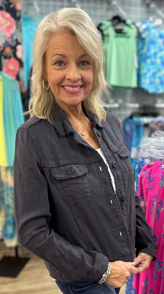 Lulu-B Linen Travel Jacket – lightweight, washable linen with chest pockets & a flattering fit. Perfect for layering. 