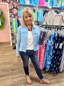 Lulu-B Linen Travel Jacket – lightweight, washable linen with chest pockets & a flattering fit. Perfect for layering. 