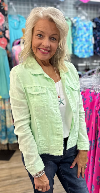 Lulu-B Linen Travel Jacket – lightweight, washable linen with chest pockets & a flattering fit. Perfect for layering. 