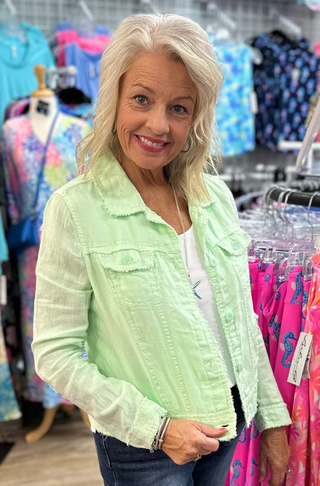 Lulu-B Linen Travel Jacket – lightweight, washable linen with chest pockets & a flattering fit. Perfect for layering. 