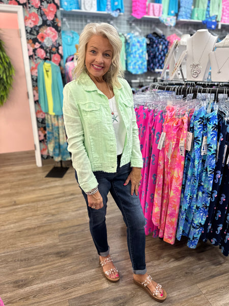 Lulu-B Linen Travel Jacket – lightweight, washable linen with chest pockets & a flattering fit. Perfect for layering. 