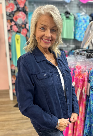 Lulu-B Linen Travel Jacket – lightweight, washable linen with chest pockets & a flattering fit. Perfect for layering. 