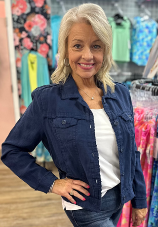 Lulu-B Linen Travel Jacket – lightweight, washable linen with chest pockets & a flattering fit. Perfect for layering. 