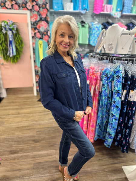 Lulu-B Linen Travel Jacket – lightweight, washable linen with chest pockets & a flattering fit. Perfect for layering. 