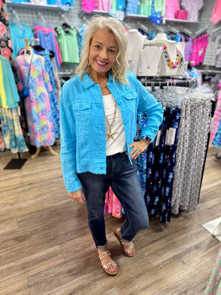 Lulu-B Linen Travel Jacket – lightweight, washable linen with chest pockets & a flattering fit. Perfect for layering. 