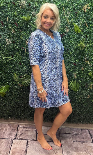 Fabric | 92% nylon, 8% spandex — lightweight, stretchy, and breathable
Fit | Relaxed with a straight hemline
Neckline | V-neck
Sleeves | Elbow length
Length | 34.5" center back
Color | Blue Leopard
Closure | Pullover
Sun Protection | UPF 50+