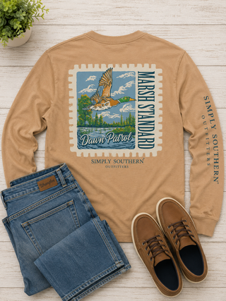 Brand | Simply Southern Outfitters
Style | Men’s Long Sleeve Graphic Tee
Graphic | Vintage postage stamp-style mallard duck in flight over marsh with "Marsh Standard" and "Dawn Patrol" sayings, back print
Sleeve Detail | "Simply Southern Outfitters" printed down the left sleeve
Color | Tan (Camel)
Neckline | Crew neck
Sleeve | Long sleeve
Fabric | 100% Cotton — soft, breathable, and easy to care for
Care | Machine wash cold, tumble dry low