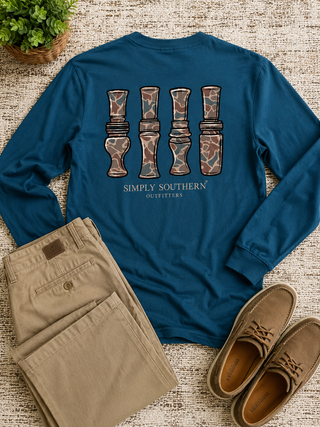 Brand | Simply Southern
Style | Men’s Long Sleeve Graphic Tee
Graphic | Camo duck calls, back print
Color | Iceland (Blue)
Neckline | Crew neck
Sleeve | Long sleeve
Fabric | 100% Cotton — soft, breathable, and easy to care for
Care | Machine wash cold, tumble dry low