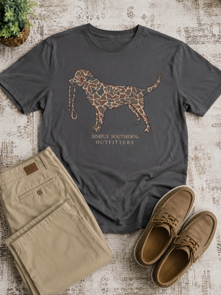 Brand | Simply Southern
Style | Men’s Short Sleeve Graphic Tee
Graphic | Camo print dog design, back print
Color | Grey
Neckline | Crew neck
Sleeve | Short sleeve
Fabric | 100% Cotton — soft, breathable, and easy to care for
Care | Machine wash cold, tumble dry low