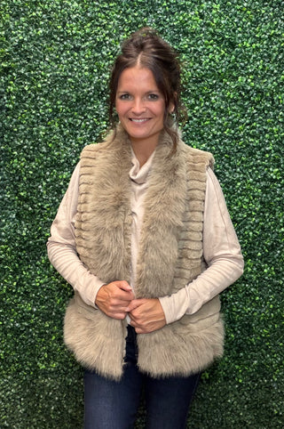 Silhouette | Vest
Color | Mocha
Fabric | 100% Polyester — soft faux fur with a plush, luxe feel
Fit | One size fits most