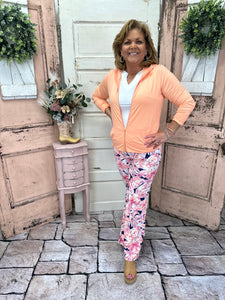 Stay chic and sun-safe in our Molly Wide Leg Pants in Tropical Haven print. With UPF50 fabric, side pockets, and a comfy stretch waistband, they’re perfect for summer.