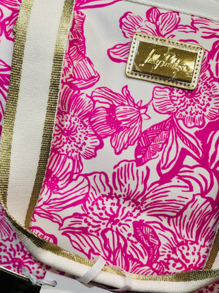 The secure zipper closure, gleaming gold accents, long handle straps, and adjustable crossbody strap make it simple to carry anywhere. Perfect for packing lunches, snacks, or chilled beverages, this cooler keeps your items cool while adding a bold pop of Lilly’s signature coastal charm.