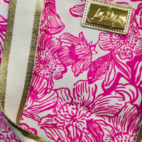 The secure zipper closure, gleaming gold accents, long handle straps, and adjustable crossbody strap make it simple to carry anywhere. Perfect for packing lunches, snacks, or chilled beverages, this cooler keeps your items cool while adding a bold pop of Lilly’s signature coastal charm.