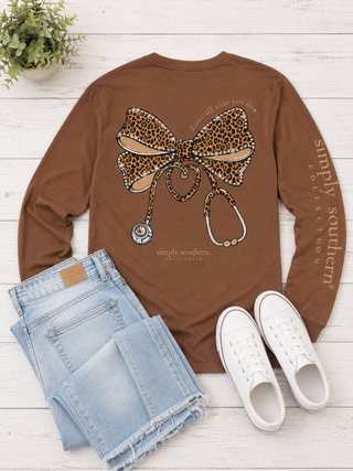 Brand | Simply Southern
Style | Long Sleeve Graphic Tee
Graphic | Leopard print bow with stethoscope heart and "Love All That You Do" saying
Sleeve Detail | "Simply Southern Collection" printed down the left sleeve
Color | Chestnut (Warm Brown)
Neckline | Crew neck
Sleeve | Long sleeve
Fabric | 100% Cotton — soft, breathable, and easy to care for
Care | Machine wash cold, tumble dry low
