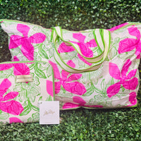 Perfect for vacations, weekend getaways, or everyday errands, this packable tote combines function with Lilly’s iconic Sunset Shadows print. Toss it in your suitcase, carry-on, or car, and you’ll always have room for more.