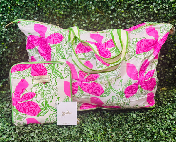 Perfect for vacations, weekend getaways, or everyday errands, this packable tote combines function with Lilly’s iconic Sunset Shadows print. Toss it in your suitcase, carry-on, or car, and you’ll always have room for more.