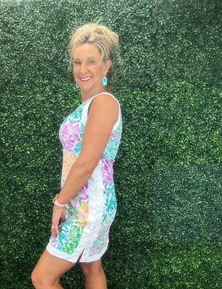 The details make the dress. The Rosie Sleeveless Dress in Garden Escape features crisp white contrast trim along the neckline, underarms, and hem — a clean, polished finish that elevates a warm-weather staple into something worth noticing. A scoop neckline in front and a subtle V-neckline in back add a thoughtful, feminine touch that works from brunch to boardwalk.