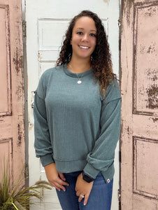 Simply Southern Amber Knit Top
Effortlessly chic and cozy, the Simply Southern Amber Knit Top is a must-have for everyday wear. Designed with an oversized silhouette, forward side seams, and a dropped hem for a flattering drape. Finished with a classic crew neckline and balloon sleeves with cuff detail for a soft, feminine touch.