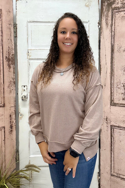 Simply Southern Amber Knit Top
Effortlessly chic and cozy, the Simply Southern Amber Knit Top is a must-have for everyday wear. Designed with an oversized silhouette, forward side seams, and a dropped hem for a flattering drape. Finished with a classic crew neckline and balloon sleeves with cuff detail for a soft, feminine touch.