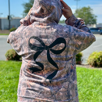 Simply Southern Camo Hoodie - Bow
Black glitter bow 
simply southern 
camo hoodie 
camo 
trendy