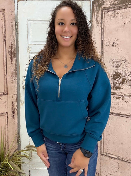 This half zip pullover features a crop fit, front kangaroo pocket, raglan sleeves, ribbed cuffs & hem, large fold over collar with simply southern logo label. made of 48 modal, 48 polyester and 4 spandex. 