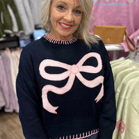 Imee Sweater - Ribbon
Cozy meets cute in the Simply Southern Imee Sweater – Ribbon. 🎀 Featuring a blanket-stitched neckline and cuffs, this relaxed-fit sweater is designed for all-day comfort with a touch of detail. Finished with the signature Simply Southern logo at the bottom, it’s the perfect lightweight layer for cooler days.
Simply Southern 
Trendy Sweater with bow