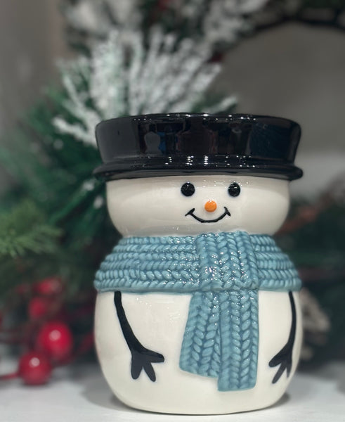 Adorable snowman pluggable fragrance warmer with rotating base. Ideal for small spaces, adds festive glow and scent—bulb included, flame-free.





