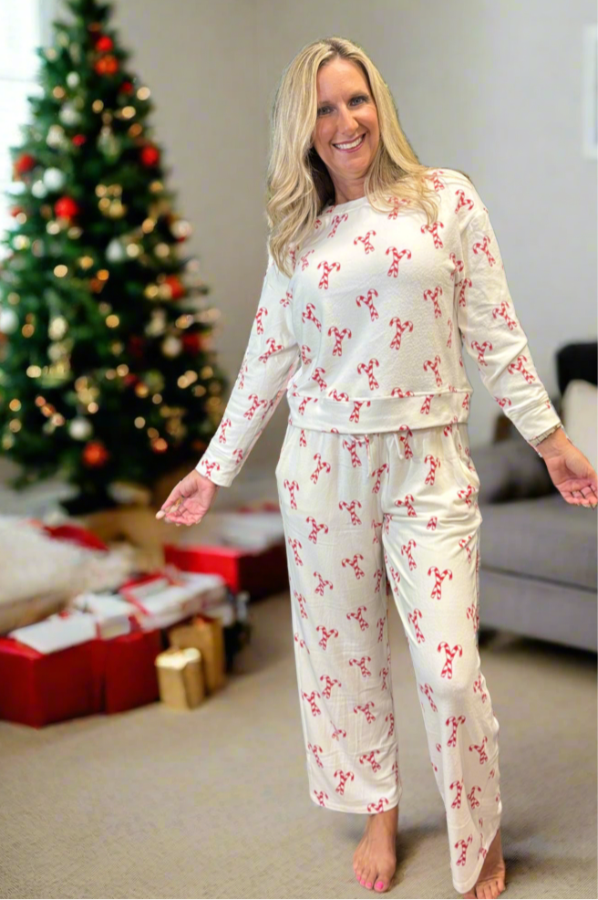 Festive Candy Cane Print – Perfect for Christmas mornings
 Relaxed Fit Crew Neck Top – Soft and breathable
Straight Leg Pants with Elastic Waistband & Drawstring – Adjustable comfort
Elastic Cuffs at Ankle – Stay-in-place fit for cozy wear
Inseam: 27