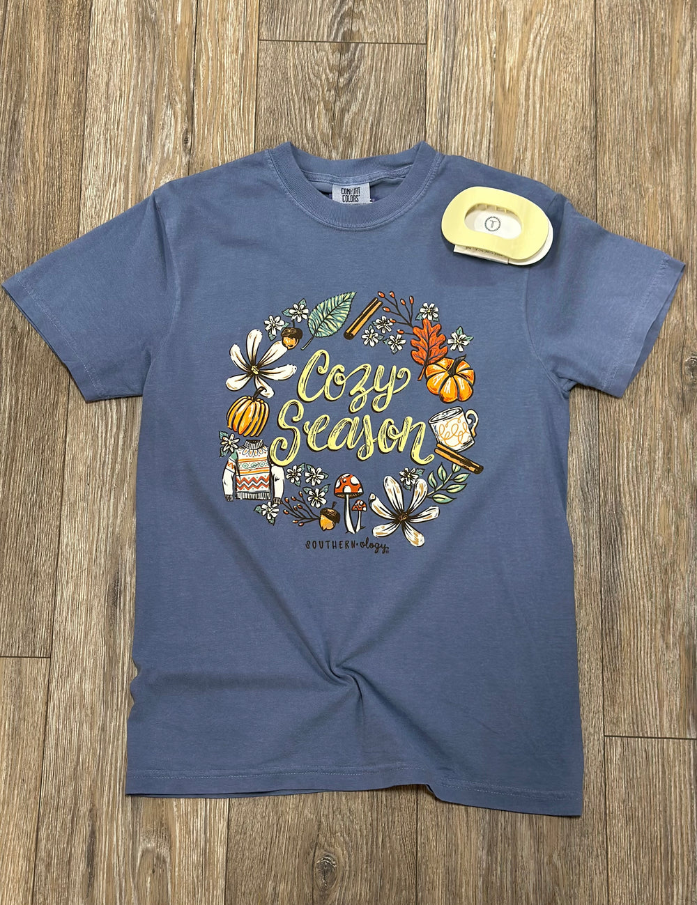 Crisp mornings, colorful leaves, and slow, snuggly days — the Cozy Season tee by Southernology® is your must-have for fall! Whether you’re sipping cider, cozying up with a blanket, or snapping photos at the pumpkin patch, this ultra-soft Comfort Colors short sleeve tee in 