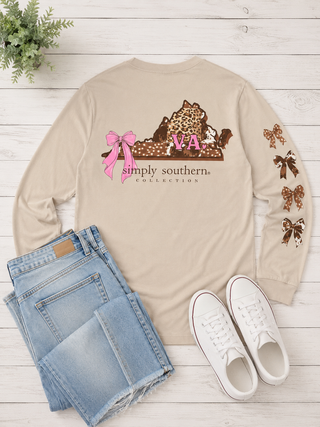 State VA Long Sleeve Tee
Brand | Simply Southern
Style | Long Sleeve Graphic Tee
Back Graphic | Virginia state silhouette in leopard and cowhide print with pink "VA" lettering and pink bow
Sleeve Detail | Leopard print bows down the left sleeve
Front Detail | Virginia state outline graphic on chest
Color | Linen (Sand)
Neckline | Crew neck
Sleeve | Long sleeve
Fabric | 100% Cotton — soft, breathable, and easy to care for
Care | Machine wash cold, tumble dry low