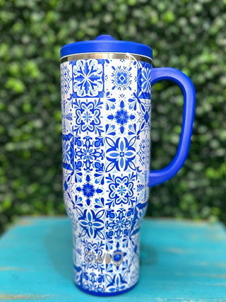 Swig Mega Mug 30oz - Indigo Tiles
Swig Cup with a handle on the side and built in straw in the lid. 
white and blue geometric pattern