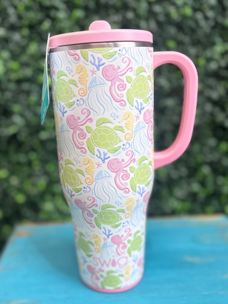 Swig Mega Mug 40oz – Summer Salt
40oz tumbler with handle 
Pattern: seaturtles, octopus, seahorse, jellyfish