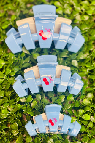 Design | Versatile clip to complement any hairstyle
Teeth | Bendable for a secure yet gentle hold
Weight | Lightweight and comfortable for all-day wear
Durability | Built to last — no more breakable clips
Hair Type | Suitable for all hair types
Color | Basket of Cherries