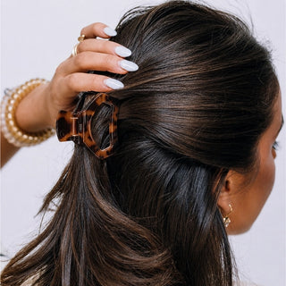 Style | Open Clip — open-design frame lets hair show through for a chic, airy look
Hold | Strong, reliable hold on all hair types
Teeth | Bendable, flexible teeth that spring back to shape — no snapping, no breakage