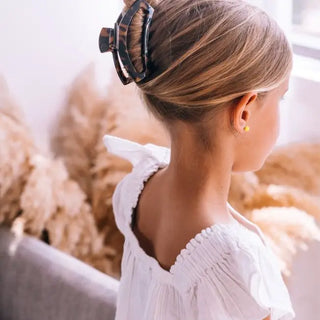 Style | Open Clip — open-design frame lets hair show through for a chic, airy look
Hold | Strong, reliable hold on all hair types
Teeth | Bendable, flexible teeth that spring back to shape — no snapping, no breakage