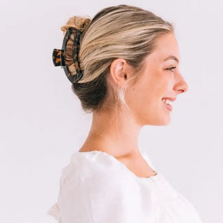 Style | Open Clip — open-design frame lets hair show through for a chic, airy look
Hold | Strong, reliable hold on all hair types
Teeth | Bendable, flexible teeth that spring back to shape — no snapping, no breakage