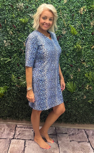 Fabric | 92% nylon, 8% spandex — lightweight, stretchy, and breathable
Fit | Relaxed with a straight hemline
Neckline | V-neck
Sleeves | Elbow length
Length | 34.5" center back
Color | Blue Leopard
Closure | Pullover
Sun Protection | UPF 50+