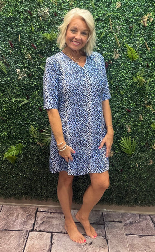Fabric | 92% nylon, 8% spandex — lightweight, stretchy, and breathable
Fit | Relaxed with a straight hemline
Neckline | V-neck
Sleeves | Elbow length
Length | 34.5" center back
Color | Blue Leopard
Closure | Pullover
Sun Protection | UPF 50+