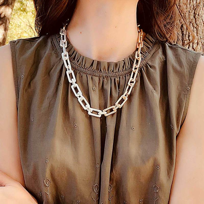 Golden Rectangular Beauty Pendant With Link Chain – GIVA Jewellery